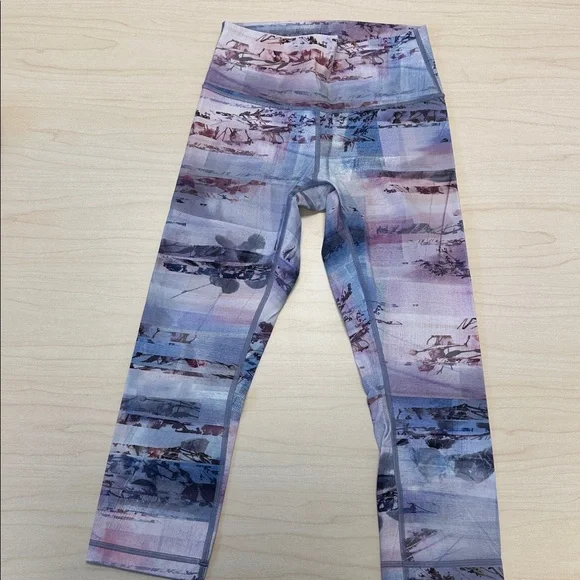 Lululemon cropped tights, leggings, gym, yoga pants size 6, print, perfect! - Picture 2 of 9